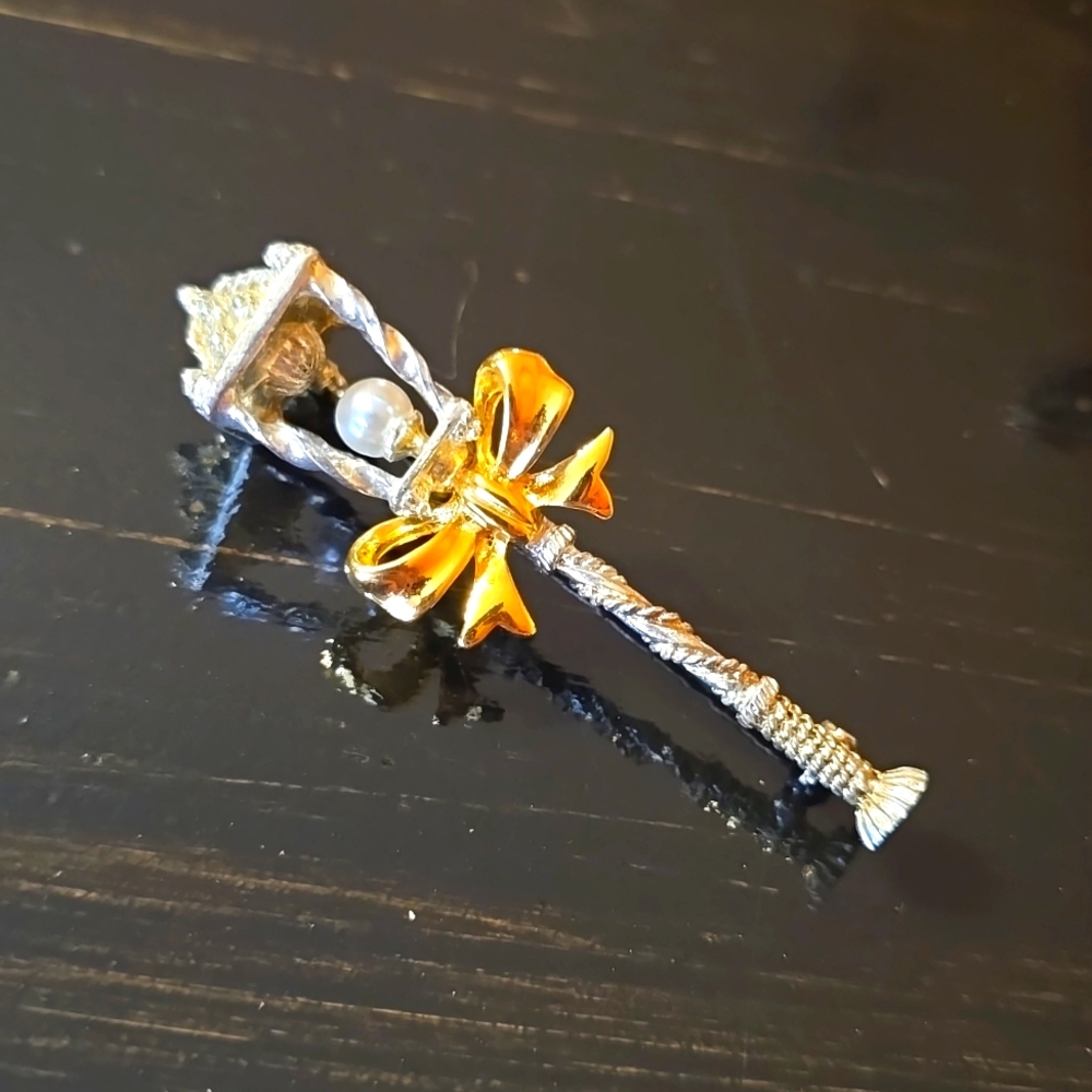 Vintage Holiday Lamppost Brooch